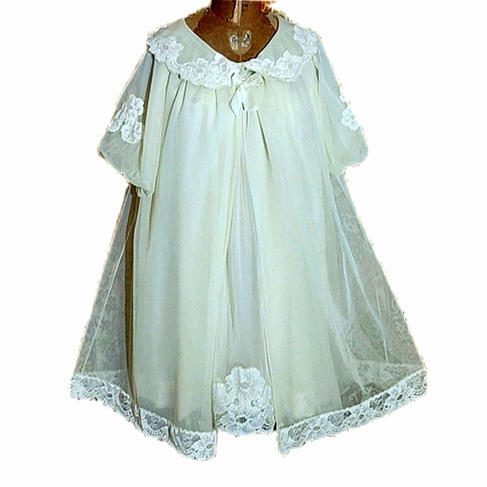 Vintage nightgown & robe peignoire set. Pale yellow. No jokes here. G…